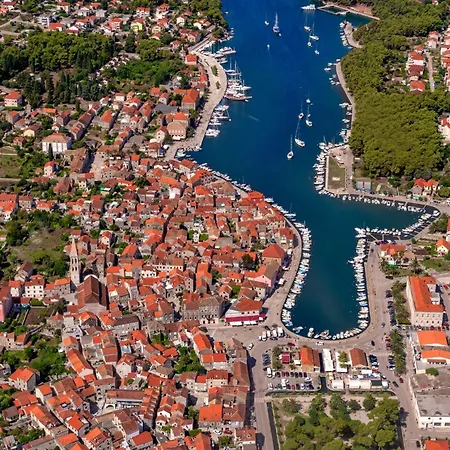 Nine Olives Hvar スタリー・グラード